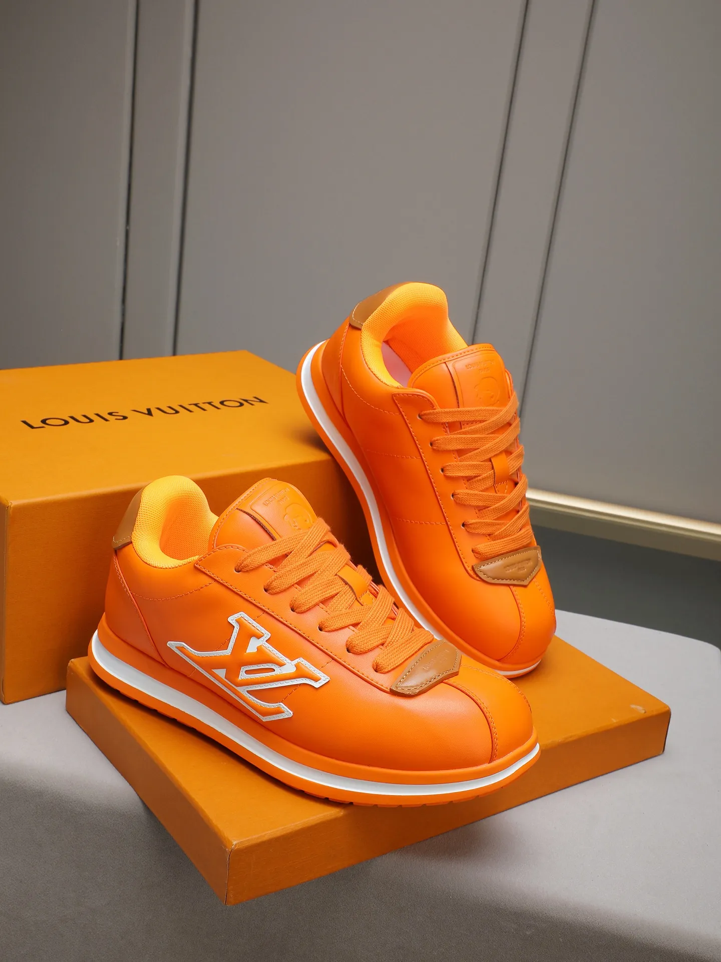 PP560 LV Louis Vuitton L Jialu Brand Runner Tatic Series Thick-soled Casual Sports Shoes Running Shoes Original purchase, development and production This LV Runner Tatic sports shoe combines technical materials such as mesh fabric and ribbons to interpret the inspiration of traditional mountaineering shoes. LV letters are written on one side, the lariat buckle of the quick lacing system is embellished with Monogram flowers and Louis Vuitton logos, and the light and wear-resistant rubber outsole completes the whole. ▪️Fabric: Original imported cowhide + mesh ▪️Inner lining: Original customized breathable mesh ▪️Sole: Original open-molded anti-slip rubber combination material ▪️Size: Men's 38-44 (customized for 45 and 46)